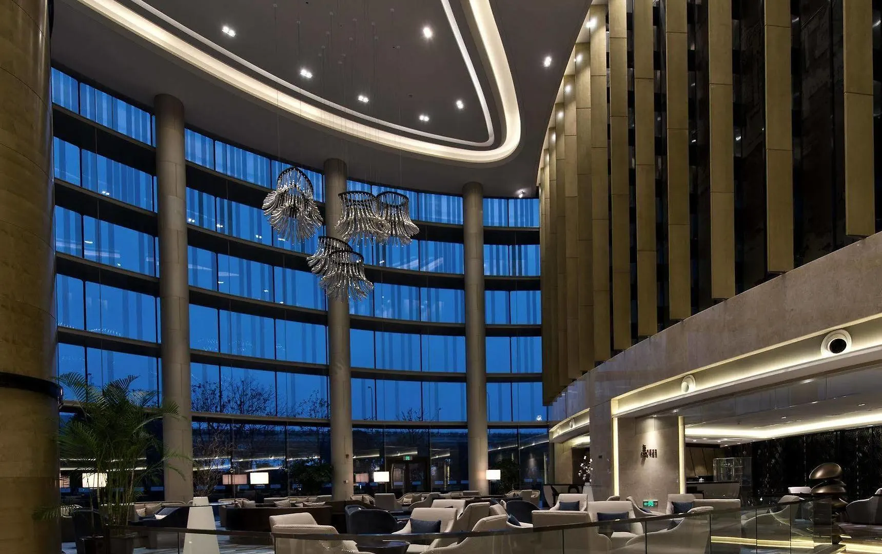 Pullman Shanghai Xuhui 5*,